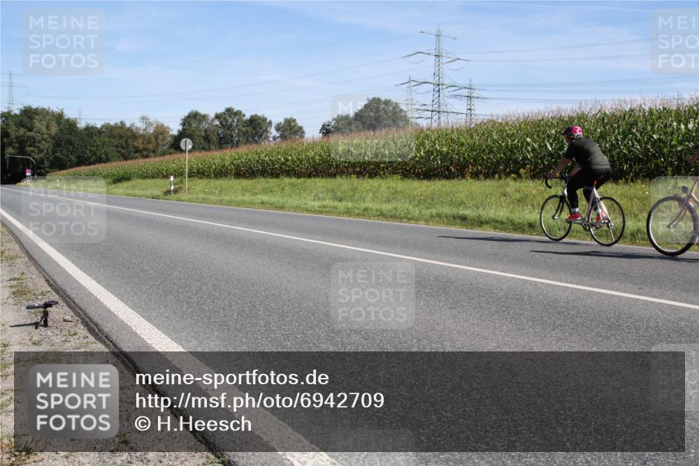01.09.2024 - 17. Tribühne Triathlon H.Heesch http://msf.ph/oto/6942709 01.09.2024 11:17:46 Radfahren 341, 402, 440 meine-sportfotos.de