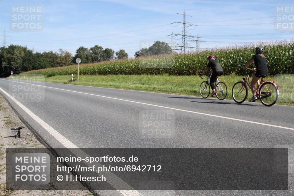 01.09.2024 - 17. Tribühne Triathlon H.Heesch http://msf.ph/oto/6942712 01.09.2024 11:17:46 Radfahren 341, 402, 440 meine-sportfotos.de