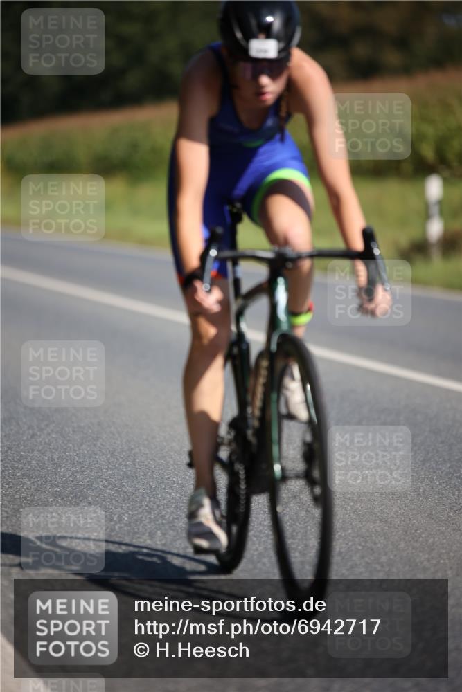 01.09.2024 - 17. Tribühne Triathlon H.Heesch http://msf.ph/oto/6942717 01.09.2024 11:24:46 Radfahren 323, 370, 391, 431, 437, 545 meine-sportfotos.de