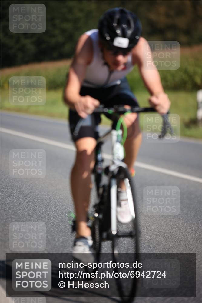 01.09.2024 - 17. Tribühne Triathlon H.Heesch http://msf.ph/oto/6942724 01.09.2024 11:24:46 Radfahren 323, 370, 391, 431, 437, 545 meine-sportfotos.de