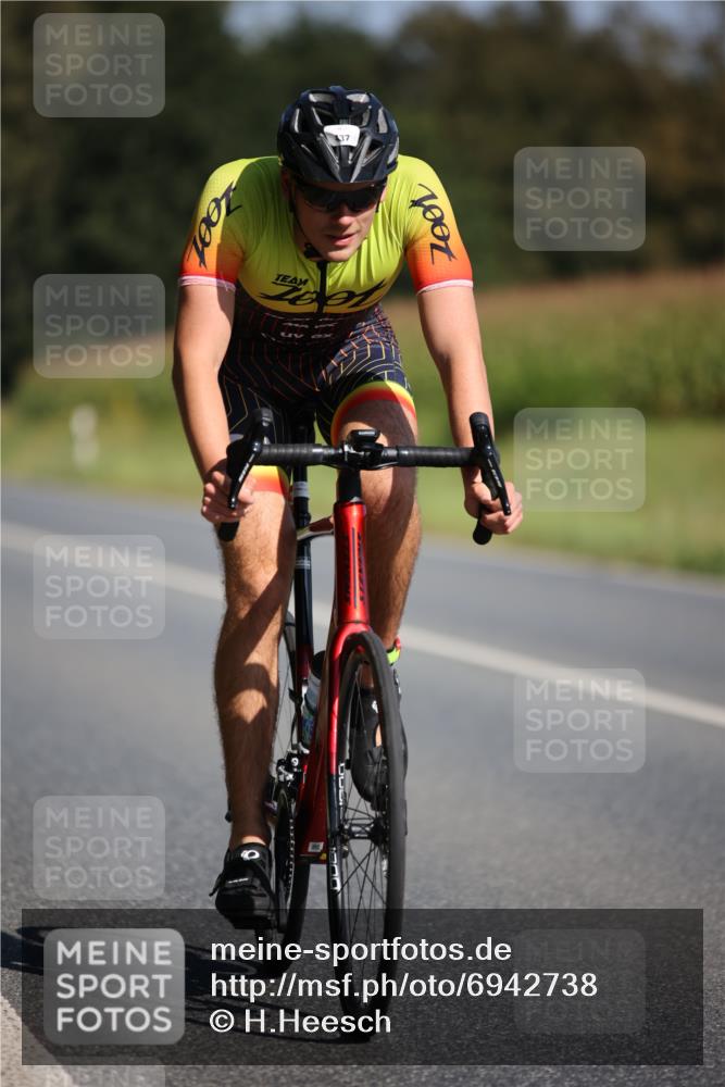 01.09.2024 - 17. Tribühne Triathlon H.Heesch http://msf.ph/oto/6942738 01.09.2024 11:24:47 Radfahren 323, 370, 391, 416, 437, 545 meine-sportfotos.de