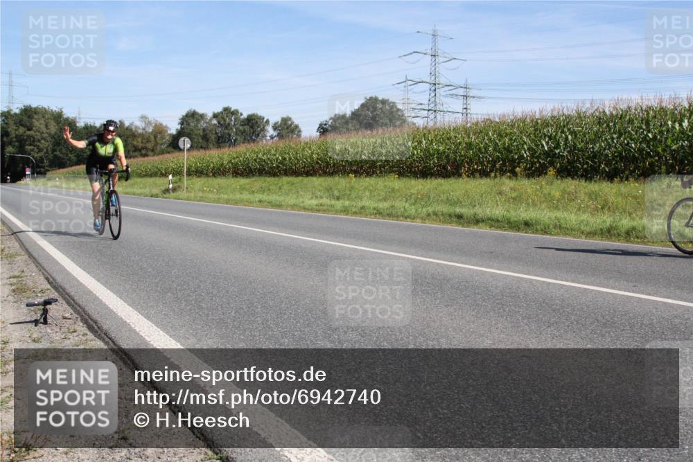 01.09.2024 - 17. Tribühne Triathlon H.Heesch http://msf.ph/oto/6942740 01.09.2024 11:18:32 Radfahren 406, 432 meine-sportfotos.de