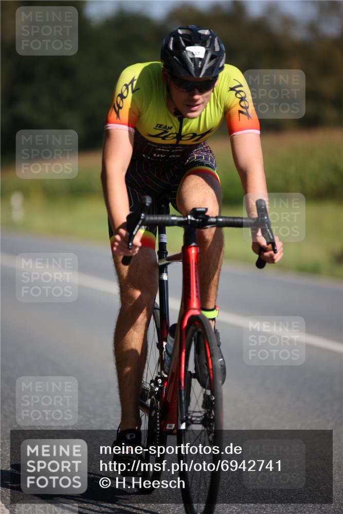 01.09.2024 - 17. Tribühne Triathlon H.Heesch http://msf.ph/oto/6942741 01.09.2024 11:24:47 Radfahren 323, 370, 391, 416, 437, 545 meine-sportfotos.de