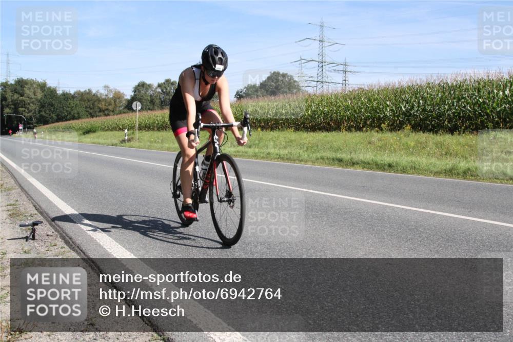 01.09.2024 - 17. Tribühne Triathlon H.Heesch http://msf.ph/oto/6942764 01.09.2024 11:19:06 Radfahren 328, 335 meine-sportfotos.de