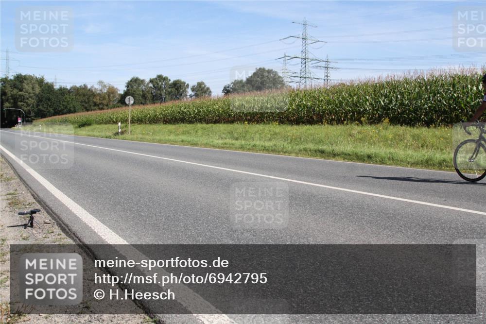 01.09.2024 - 17. Tribühne Triathlon H.Heesch http://msf.ph/oto/6942795 01.09.2024 11:20:27 Radfahren 330 meine-sportfotos.de