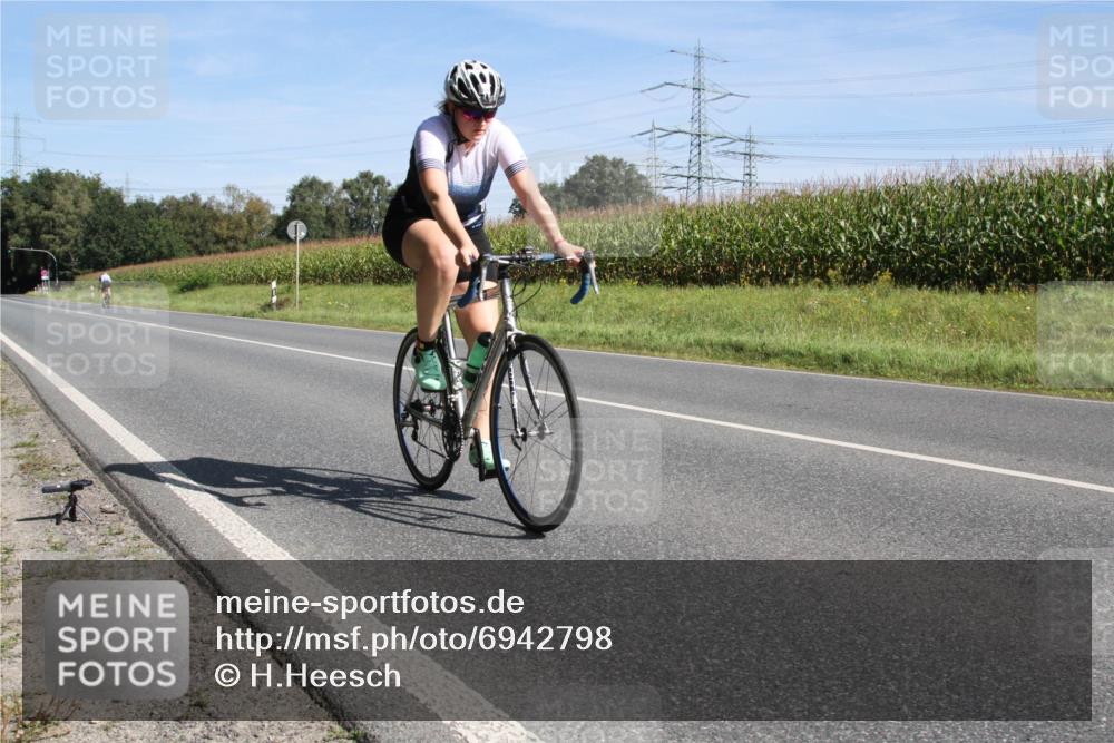 01.09.2024 - 17. Tribühne Triathlon H.Heesch http://msf.ph/oto/6942798 01.09.2024 11:20:34 Radfahren 326 meine-sportfotos.de