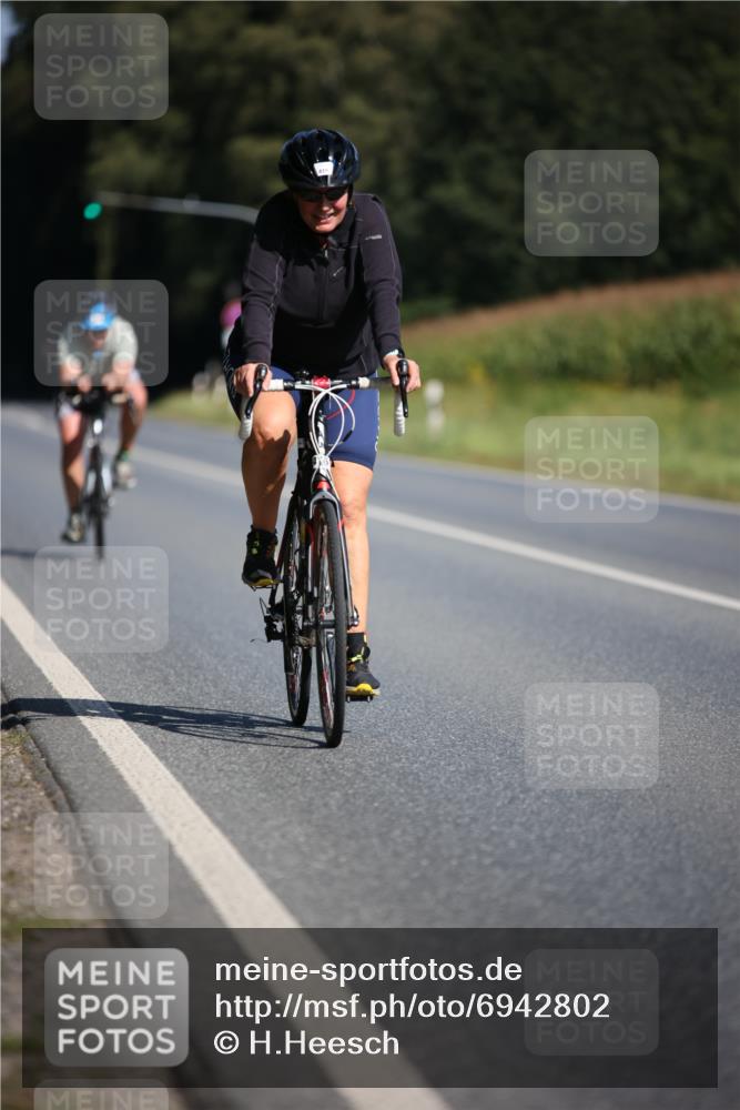 01.09.2024 - 17. Tribühne Triathlon H.Heesch http://msf.ph/oto/6942802 01.09.2024 11:24:56 Radfahren 396, 400, 416, 470 meine-sportfotos.de