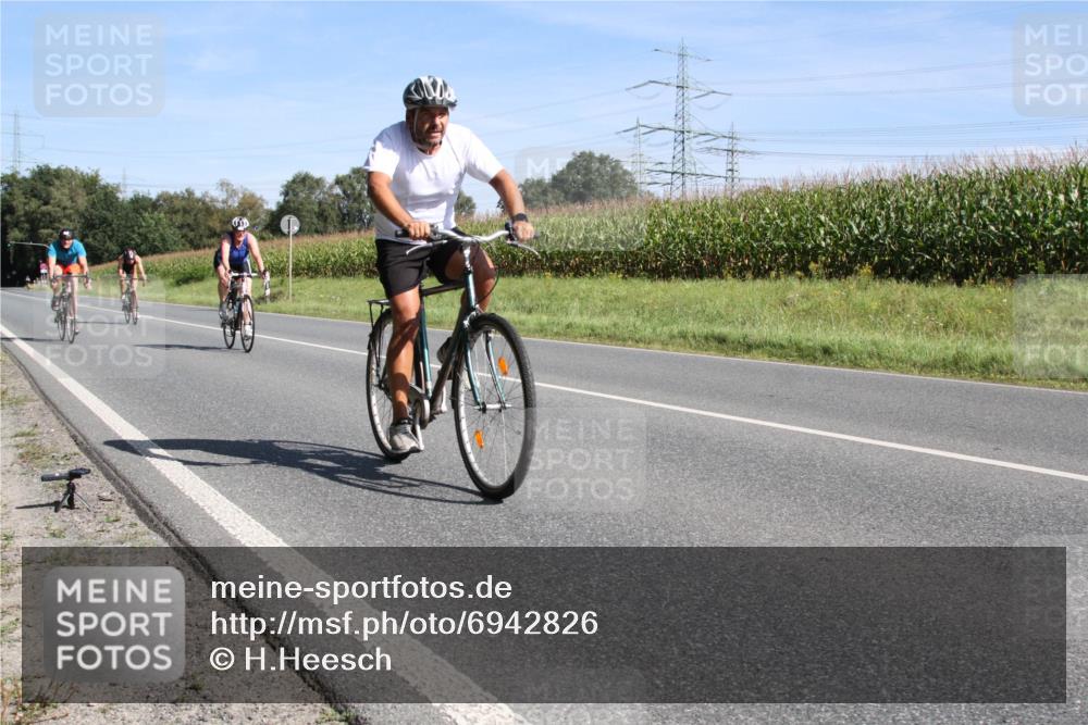 01.09.2024 - 17. Tribühne Triathlon H.Heesch http://msf.ph/oto/6942826 01.09.2024 11:21:29 Radfahren 366, 383, 399, 442 meine-sportfotos.de