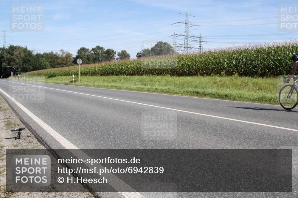 01.09.2024 - 17. Tribühne Triathlon H.Heesch http://msf.ph/oto/6942839 01.09.2024 11:21:36 Radfahren 386, 417 meine-sportfotos.de