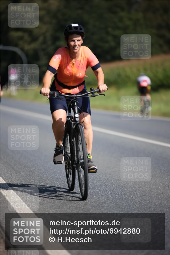 01.09.2024 - 17. Tribühne Triathlon H.Heesch http://msf.ph/oto/6942880 01.09.2024 11:25:08 Radfahren 335, 336, 396, 403, 415, 474, 486, 553, 1479 meine-sportfotos.de