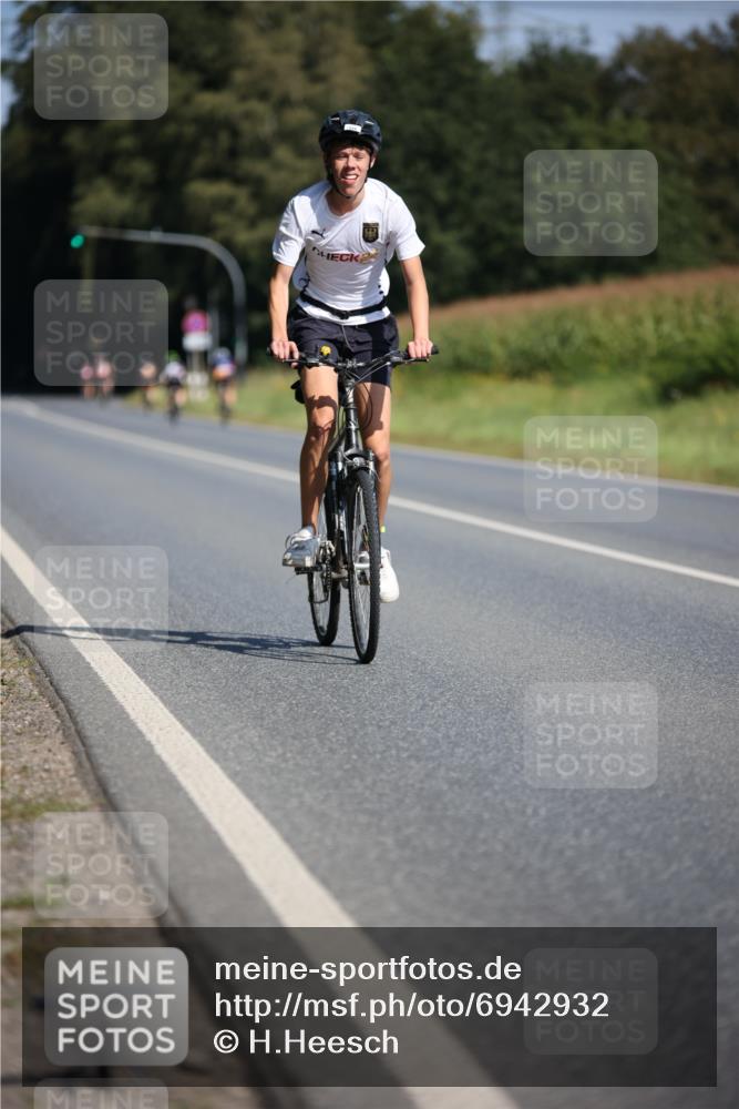 01.09.2024 - 17. Tribühne Triathlon H.Heesch http://msf.ph/oto/6942932 01.09.2024 11:25:31 Radfahren 334, 363, 478, 495, 498 meine-sportfotos.de