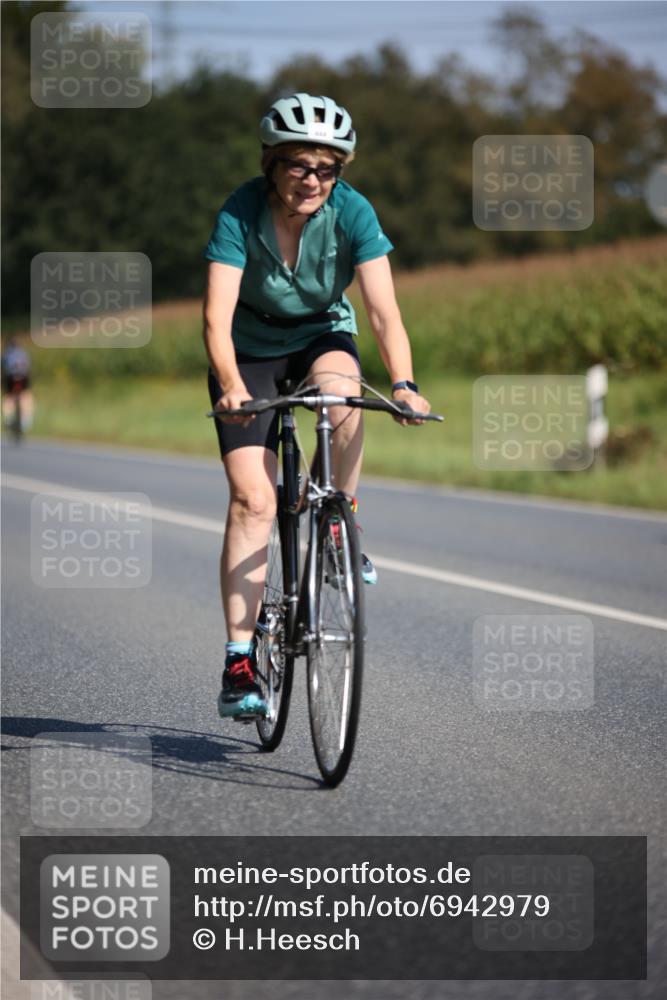 01.09.2024 - 17. Tribühne Triathlon H.Heesch http://msf.ph/oto/6942979 01.09.2024 11:29:04 Radfahren 379, 421, 444, 555, 559 meine-sportfotos.de