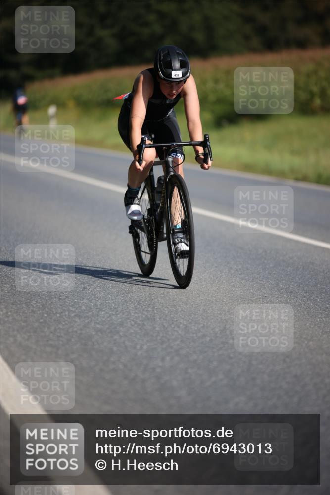 01.09.2024 - 17. Tribühne Triathlon H.Heesch http://msf.ph/oto/6943013 01.09.2024 11:29:23 Radfahren 320, 380, 438, 477 meine-sportfotos.de