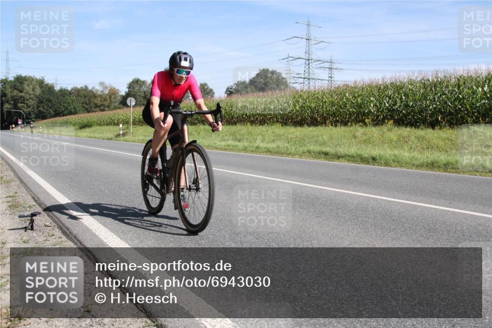 01.09.2024 - 17. Tribühne Triathlon H.Heesch http://msf.ph/oto/6943030 01.09.2024 11:24:38 Radfahren 405 meine-sportfotos.de