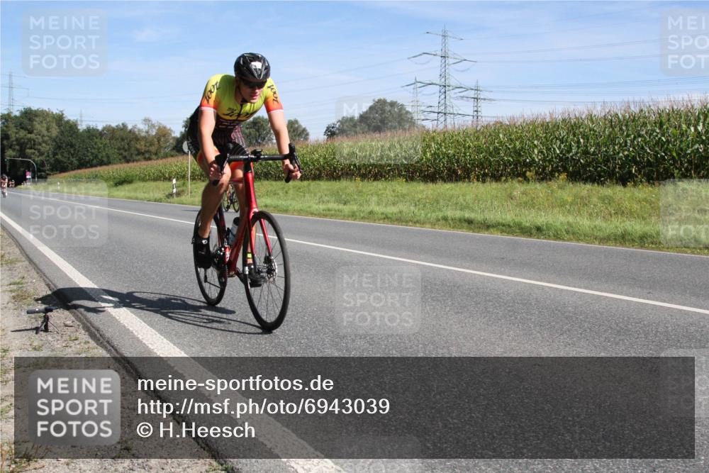01.09.2024 - 17. Tribühne Triathlon H.Heesch http://msf.ph/oto/6943039 01.09.2024 11:24:48 Radfahren 323, 370, 391, 431, 437, 545 meine-sportfotos.de