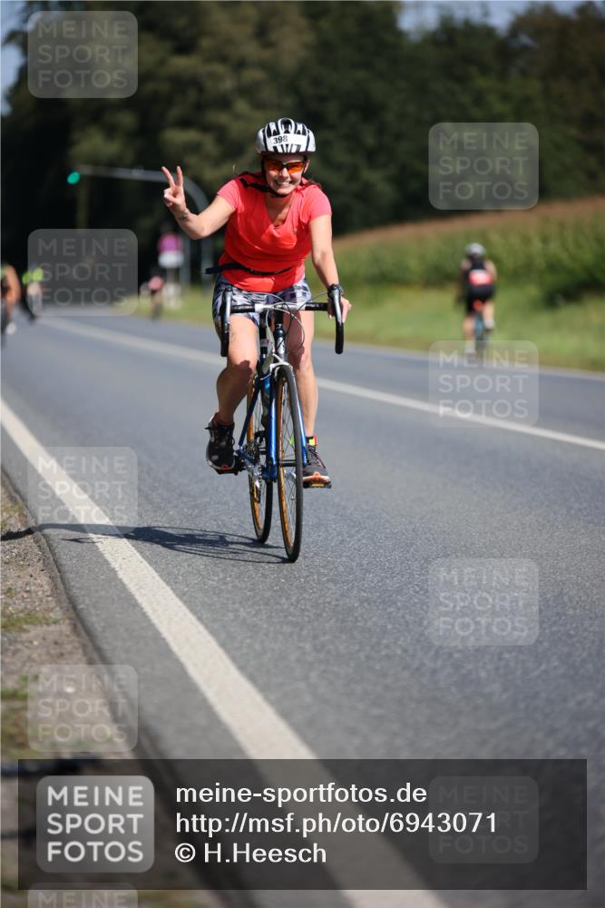 01.09.2024 - 17. Tribühne Triathlon H.Heesch http://msf.ph/oto/6943071 01.09.2024 11:30:03 Radfahren 357, 358, 398, 425, 441, 461, 532 meine-sportfotos.de