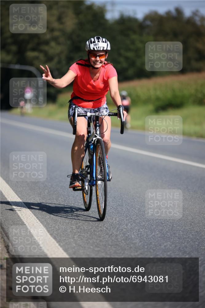 01.09.2024 - 17. Tribühne Triathlon H.Heesch http://msf.ph/oto/6943081 01.09.2024 11:30:04 Radfahren 357, 398, 425, 441, 461, 532 meine-sportfotos.de