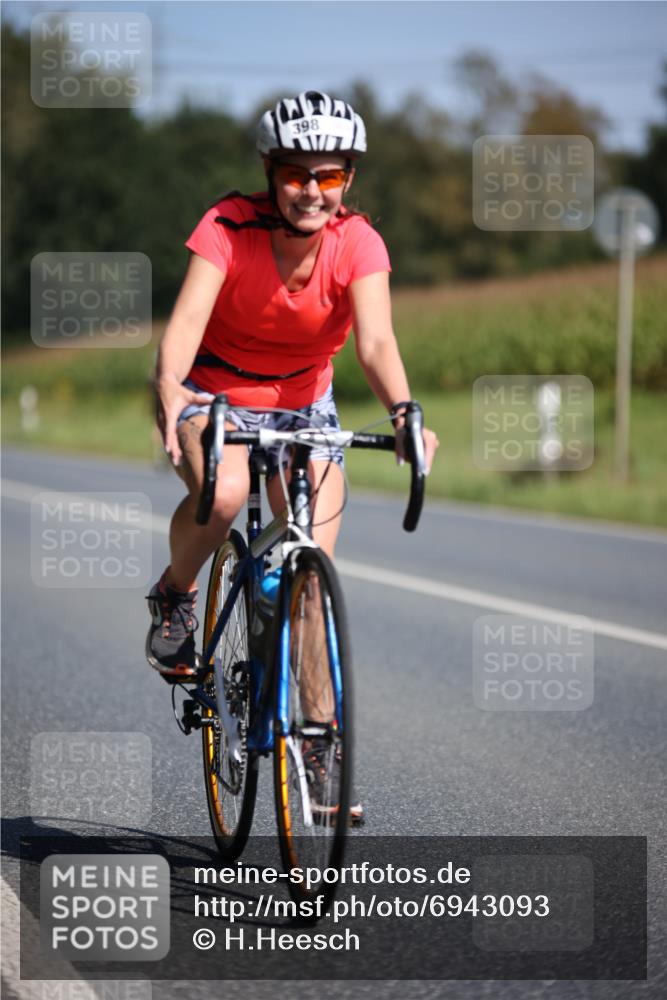 01.09.2024 - 17. Tribühne Triathlon H.Heesch http://msf.ph/oto/6943093 01.09.2024 11:30:04 Radfahren 357, 398, 425, 441, 461, 532 meine-sportfotos.de