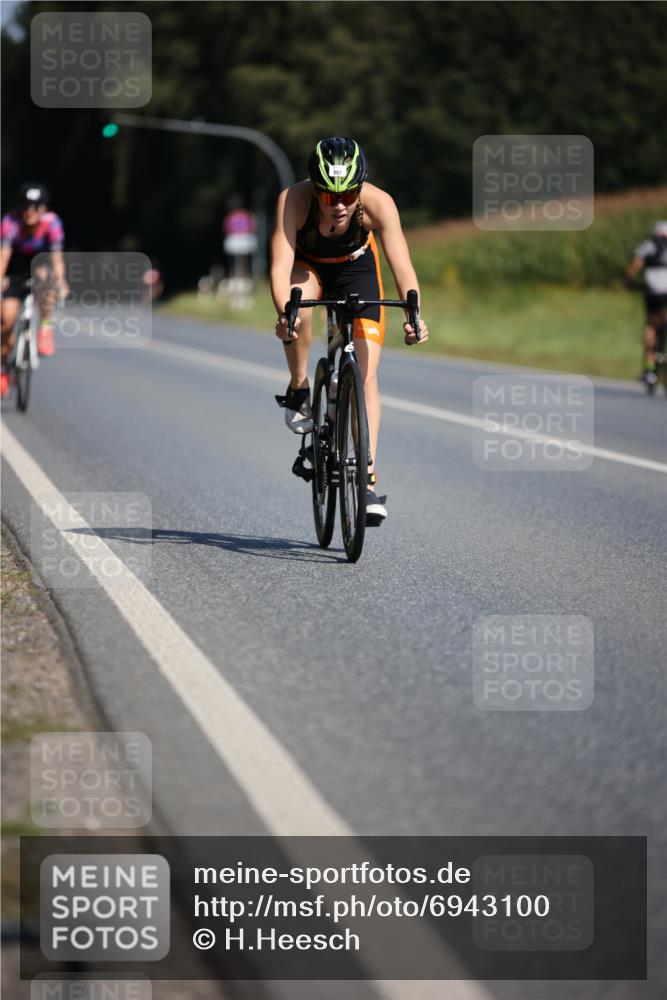 01.09.2024 - 17. Tribühne Triathlon H.Heesch http://msf.ph/oto/6943100 01.09.2024 11:30:09 Radfahren 357, 425, 461, 532, 539 meine-sportfotos.de