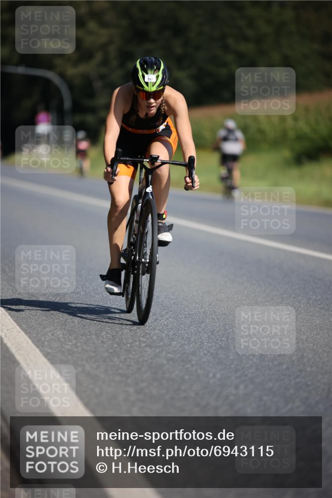 01.09.2024 - 17. Tribühne Triathlon H.Heesch http://msf.ph/oto/6943115 01.09.2024 11:30:09 Radfahren 357, 425, 461, 532, 539 meine-sportfotos.de