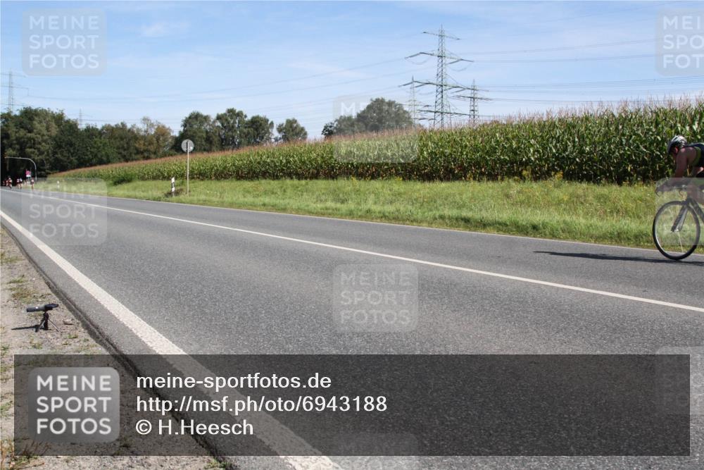 01.09.2024 - 17. Tribühne Triathlon H.Heesch http://msf.ph/oto/6943188 01.09.2024 11:27:27 Radfahren 466, 484 meine-sportfotos.de