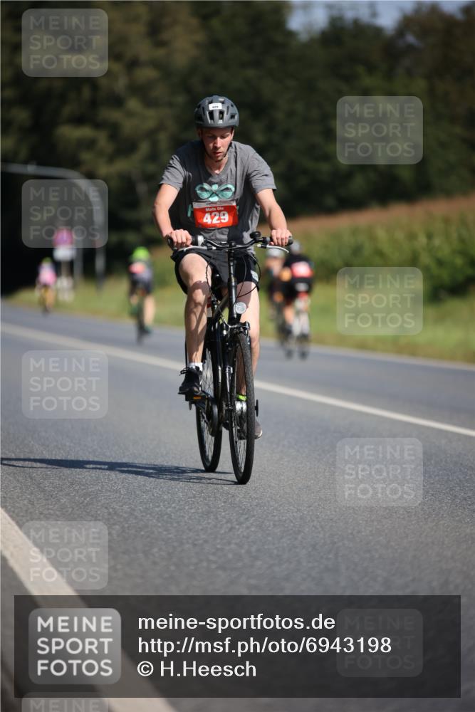 01.09.2024 - 17. Tribühne Triathlon H.Heesch http://msf.ph/oto/6943198 01.09.2024 11:30:35 Radfahren 360, 405, 429, 516, 519 meine-sportfotos.de