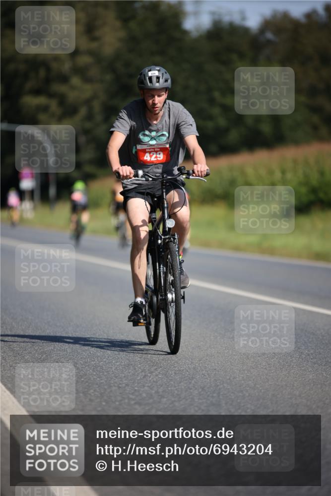 01.09.2024 - 17. Tribühne Triathlon H.Heesch http://msf.ph/oto/6943204 01.09.2024 11:30:35 Radfahren 360, 405, 429, 516, 519 meine-sportfotos.de