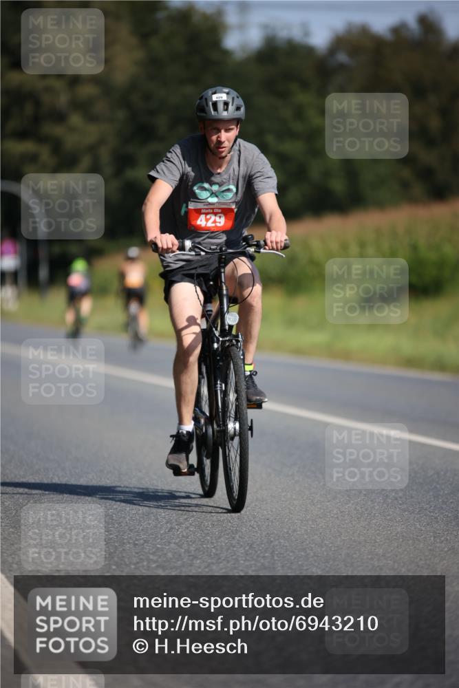01.09.2024 - 17. Tribühne Triathlon H.Heesch http://msf.ph/oto/6943210 01.09.2024 11:30:35 Radfahren 360, 405, 429, 516, 519 meine-sportfotos.de