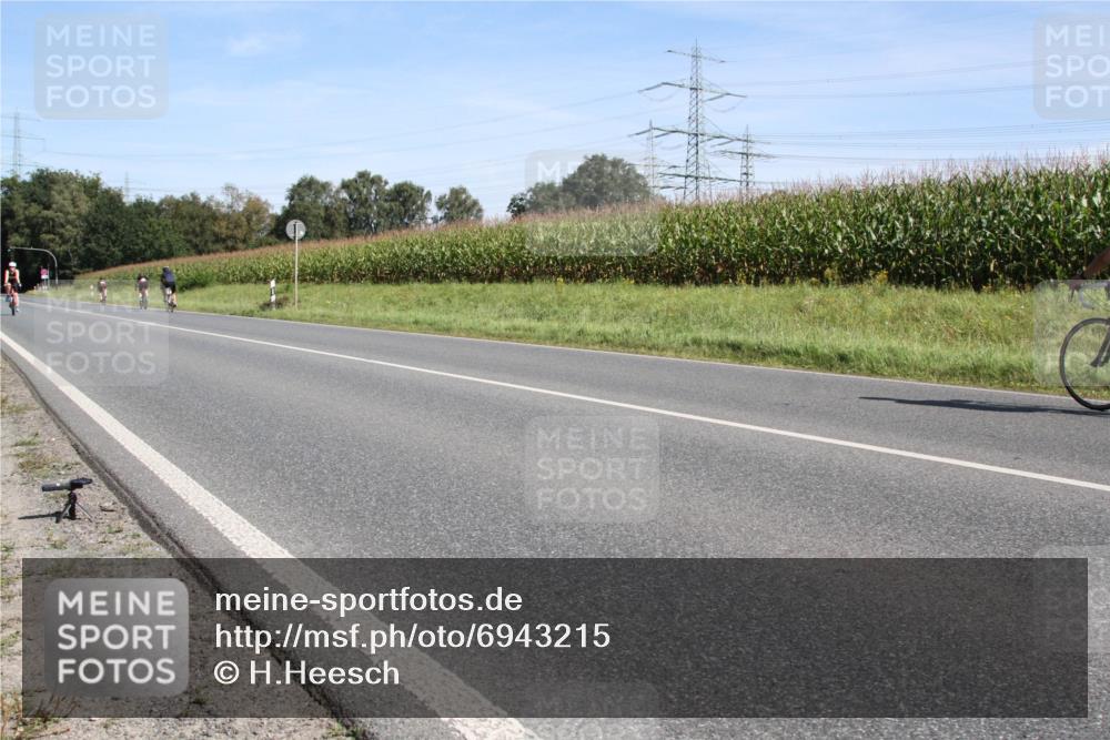 01.09.2024 - 17. Tribühne Triathlon H.Heesch http://msf.ph/oto/6943215 01.09.2024 11:28:12 Radfahren 427 meine-sportfotos.de
