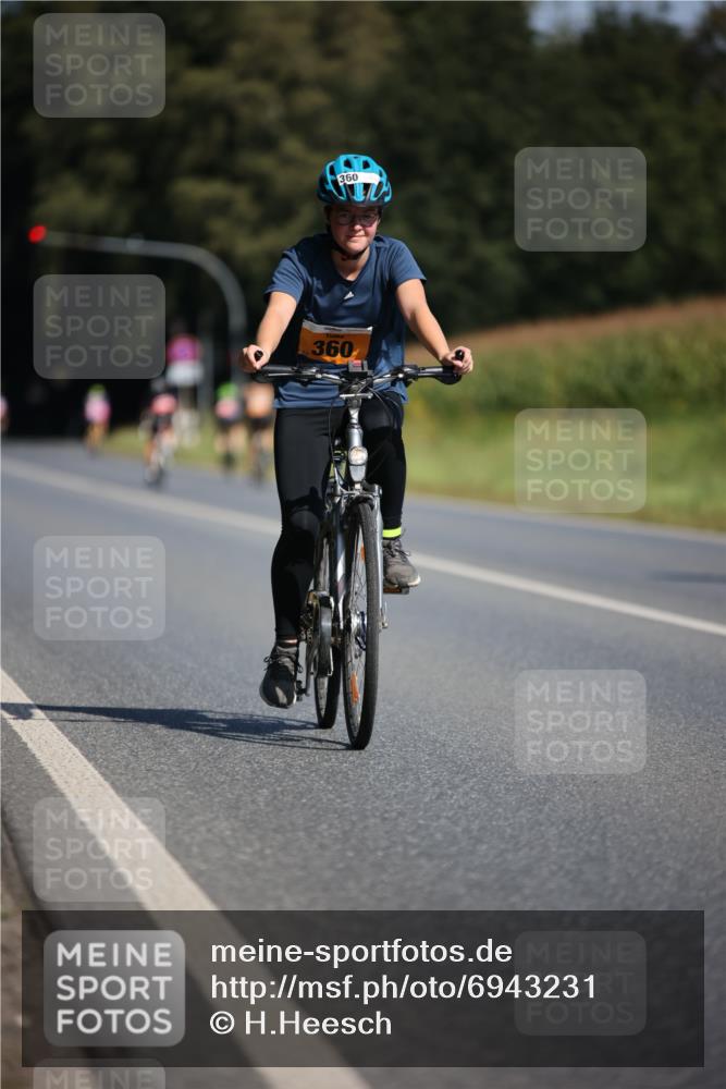 01.09.2024 - 17. Tribühne Triathlon H.Heesch http://msf.ph/oto/6943231 01.09.2024 11:30:39 Radfahren 360, 405, 429, 516, 531 meine-sportfotos.de