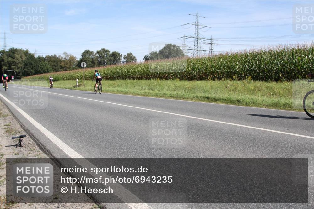 01.09.2024 - 17. Tribühne Triathlon H.Heesch http://msf.ph/oto/6943235 01.09.2024 11:28:39 Radfahren 322, 337, 408, 491 meine-sportfotos.de
