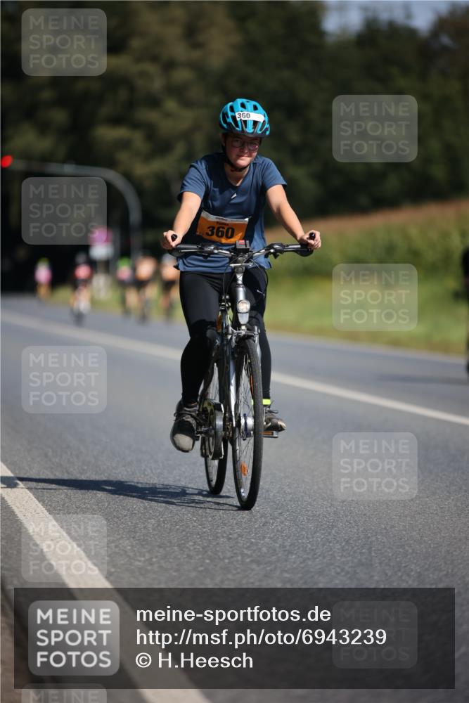 01.09.2024 - 17. Tribühne Triathlon H.Heesch http://msf.ph/oto/6943239 01.09.2024 11:30:39 Radfahren 360, 405, 429, 516, 531 meine-sportfotos.de