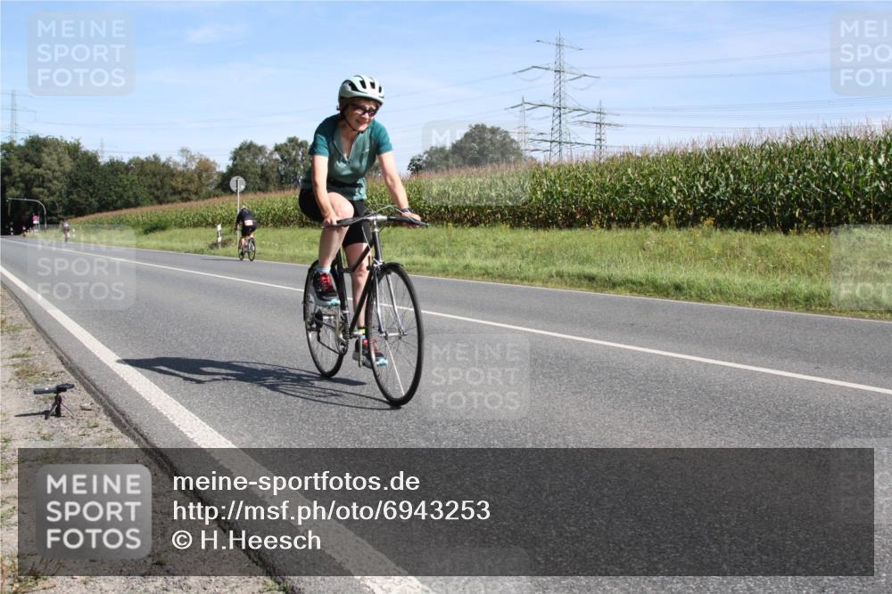01.09.2024 - 17. Tribühne Triathlon H.Heesch http://msf.ph/oto/6943253 01.09.2024 11:29:04 Radfahren 421, 444, 555, 560 meine-sportfotos.de