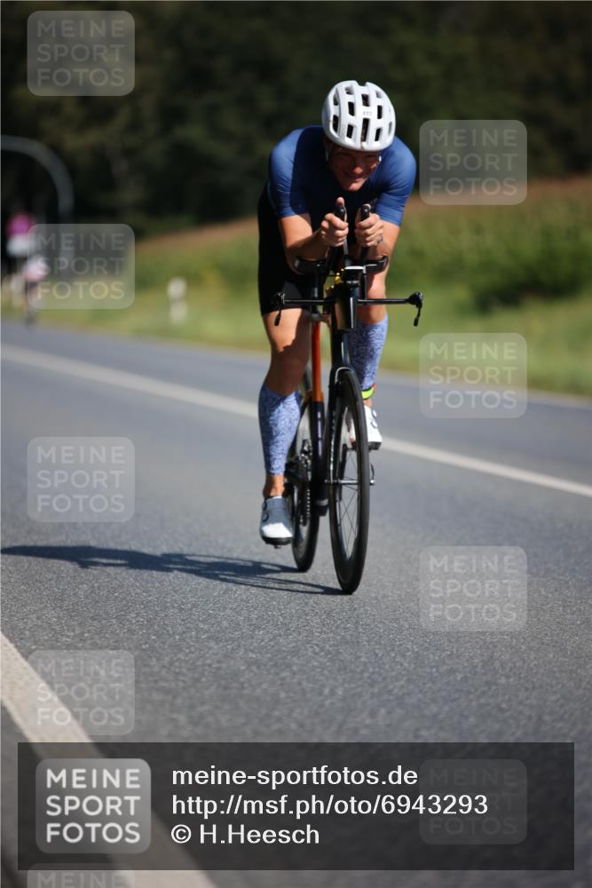01.09.2024 - 17. Tribühne Triathlon H.Heesch http://msf.ph/oto/6943293 01.09.2024 11:30:50 Radfahren 319, 403, 433, 471, 512, 562 meine-sportfotos.de
