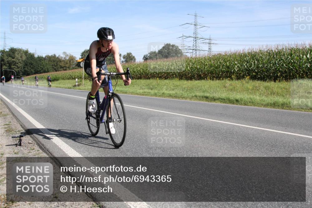 01.09.2024 - 17. Tribühne Triathlon H.Heesch http://msf.ph/oto/6943365 01.09.2024 11:30:57 Radfahren 319, 403, 512, 562 meine-sportfotos.de