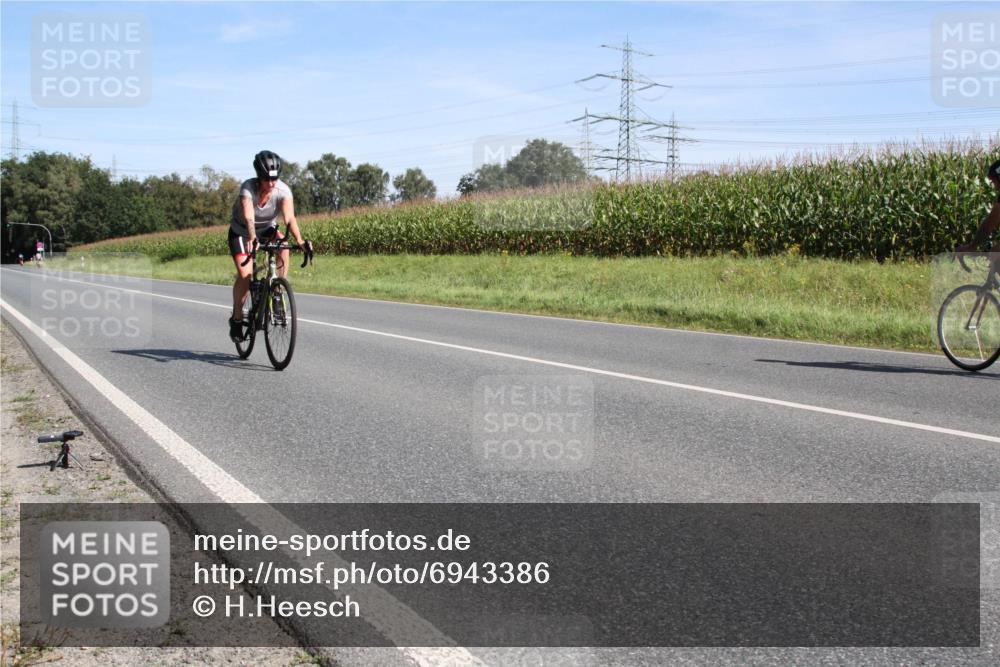 01.09.2024 - 17. Tribühne Triathlon H.Heesch http://msf.ph/oto/6943386 01.09.2024 11:31:32 Radfahren 377, 422, 445, 563 meine-sportfotos.de