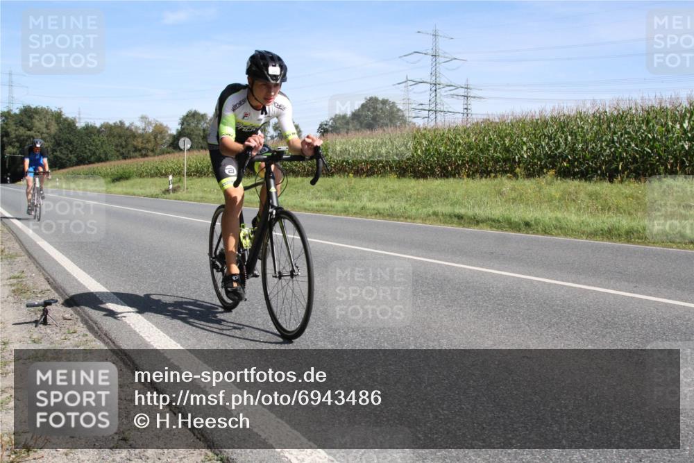 01.09.2024 - 17. Tribühne Triathlon H.Heesch http://msf.ph/oto/6943486 01.09.2024 11:34:08 Radfahren 329, 417 meine-sportfotos.de