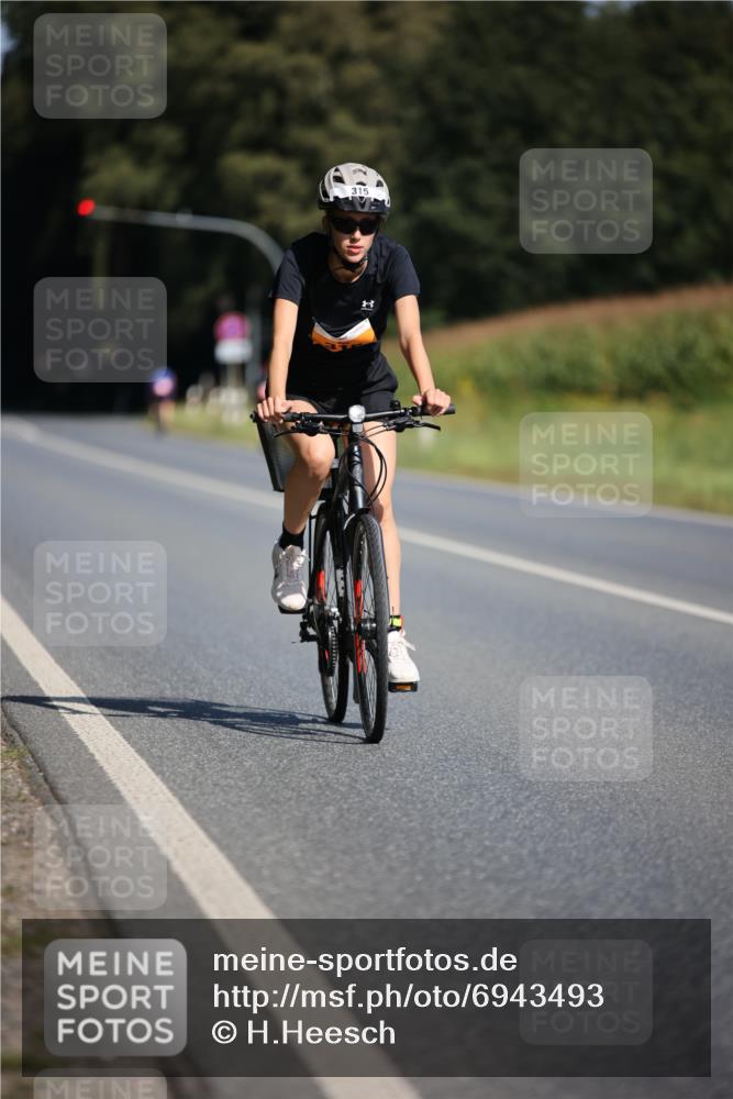 01.09.2024 - 17. Tribühne Triathlon H.Heesch http://msf.ph/oto/6943493 01.09.2024 11:32:41 Radfahren 315, 334, 468, 482 meine-sportfotos.de