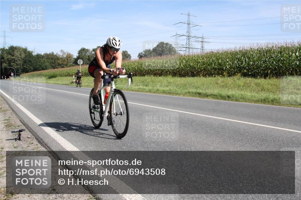 01.09.2024 - 17. Tribühne Triathlon H.Heesch http://msf.ph/oto/6943508 01.09.2024 11:34:43 Radfahren 348, 387, 428, 546 meine-sportfotos.de
