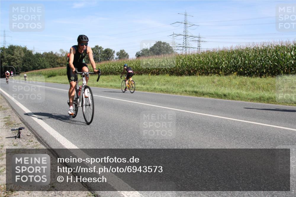 01.09.2024 - 17. Tribühne Triathlon H.Heesch http://msf.ph/oto/6943573 01.09.2024 11:36:21 Radfahren 382, 446, 470, 538, 550 meine-sportfotos.de