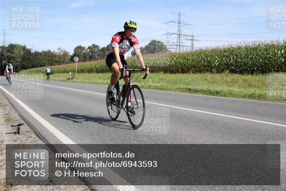 01.09.2024 - 17. Tribühne Triathlon H.Heesch http://msf.ph/oto/6943593 01.09.2024 11:36:35 Radfahren 330, 409, 475, 545 meine-sportfotos.de