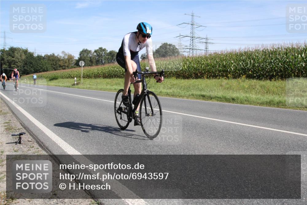 01.09.2024 - 17. Tribühne Triathlon H.Heesch http://msf.ph/oto/6943597 01.09.2024 11:36:37 Radfahren 309, 330, 409, 475, 545 meine-sportfotos.de