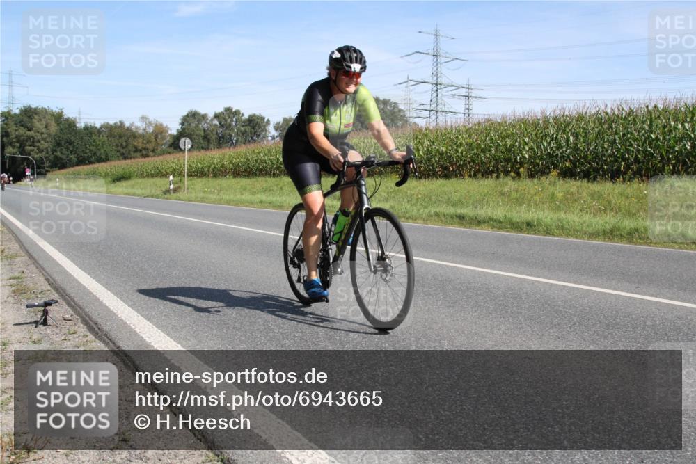 01.09.2024 - 17. Tribühne Triathlon H.Heesch http://msf.ph/oto/6943665 01.09.2024 11:37:43 Radfahren 406, 488 meine-sportfotos.de