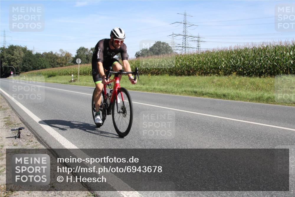01.09.2024 - 17. Tribühne Triathlon H.Heesch http://msf.ph/oto/6943678 01.09.2024 11:37:58 Radfahren 445, 478, 520, 542 meine-sportfotos.de