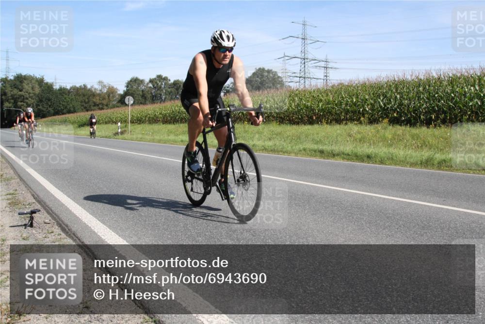 01.09.2024 - 17. Tribühne Triathlon H.Heesch http://msf.ph/oto/6943690 01.09.2024 11:38:10 Radfahren 390, 431, 489, 529, 553 meine-sportfotos.de