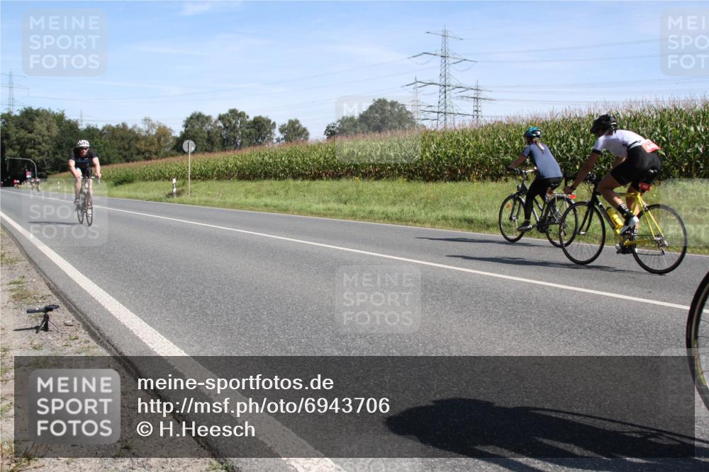 01.09.2024 - 17. Tribühne Triathlon H.Heesch http://msf.ph/oto/6943706 01.09.2024 11:38:20 Radfahren 360, 362, 463, 498, 525 meine-sportfotos.de