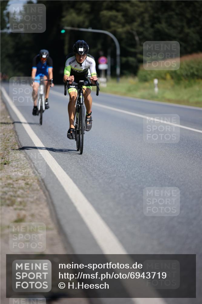 01.09.2024 - 17. Tribühne Triathlon H.Heesch http://msf.ph/oto/6943719 01.09.2024 11:34:07 Radfahren 329, 417 meine-sportfotos.de