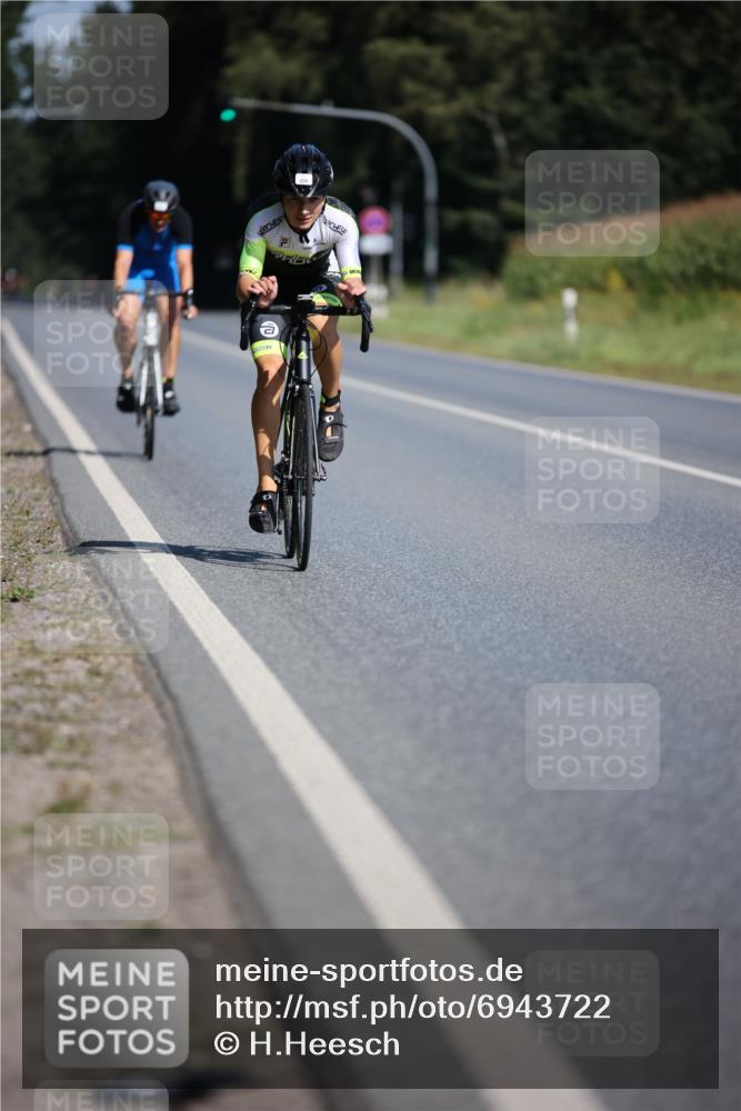 01.09.2024 - 17. Tribühne Triathlon H.Heesch http://msf.ph/oto/6943722 01.09.2024 11:34:07 Radfahren 329, 417 meine-sportfotos.de