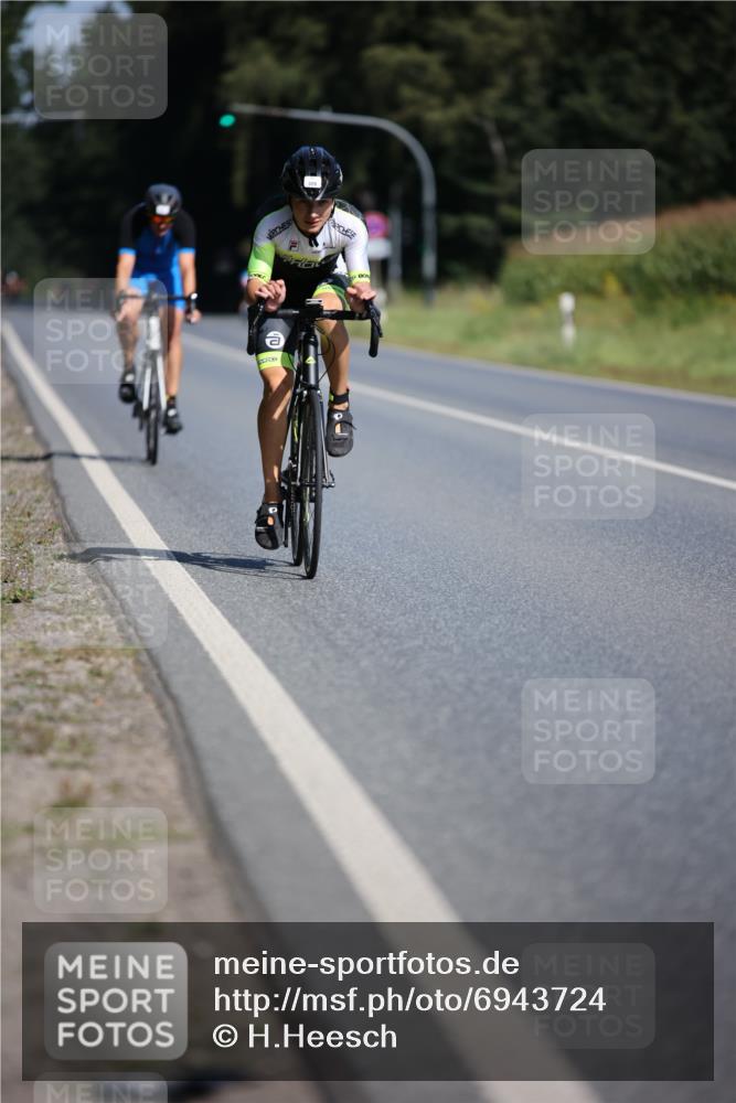 01.09.2024 - 17. Tribühne Triathlon H.Heesch http://msf.ph/oto/6943724 01.09.2024 11:34:07 Radfahren 329, 417 meine-sportfotos.de