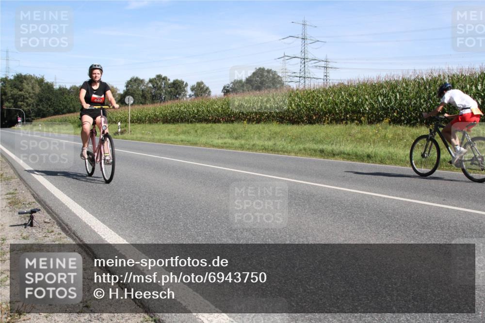 01.09.2024 - 17. Tribühne Triathlon H.Heesch http://msf.ph/oto/6943750 01.09.2024 11:39:26 Radfahren 333, 373, 402, 440 meine-sportfotos.de